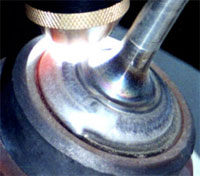 Клапан двигателя внутреннего сгорания во время наплавки